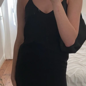 superfin klänning - säljer denna fina klänningen! (hela bilderna får ej plats av nån anledning så på första bilden ser ni hur det ser ut upptill och på andra nertill!💕) klänningen är aldrig använd! FRAKT INGÅR I PRISET!