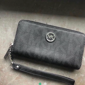 Plånbok  - Säljer min fina Michel Kors plånbok som är inköpt på MK butiken i LAS Vegas. Som ny!!! Man får plats med en telefon i den om man inte äger en plus variant! 