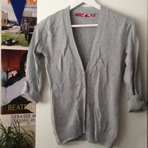  - Ljusgrå bomullskofta