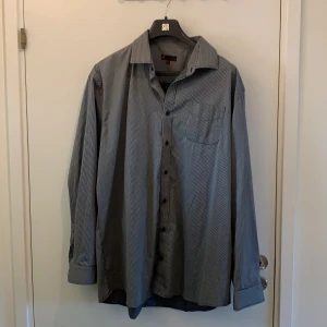 Dressman Skjorta  - Dressman Skjorta, svart och ljusgrå randig, bomull och polyster