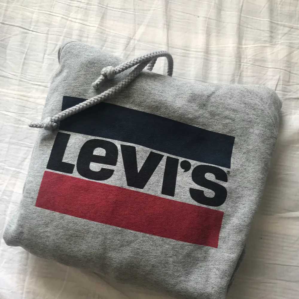 Grå Levis hoodie med stor luva, använd fåtal gånger. Pris kan diskuteras. Köparen står för fraktkostnaden . Hoodies.