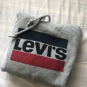 Grå Levis hoodie med stor luva, använd fåtal gånger. Pris kan diskuteras. Köparen står för fraktkostnaden 