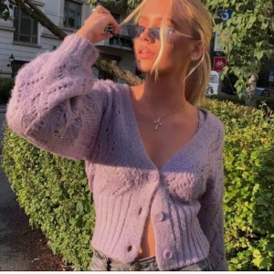 Trendig kofta från Lindex - Säljer min favoritkofta då den inte kommer till användning💕 Strl S. 🦋 frakt tillkommer☁️ OBS. bild 1 och 2 lånade!! 