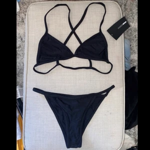 Bikini från Fashion Nova, aldrig använd - Jätte fin bikini som aldrig kommit till användning då den är för liten! Kryssad i ryggen. Köparen står för frakten 💕