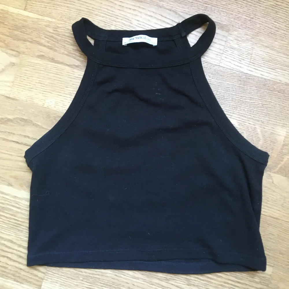 Superfin svart tanktop från Zara! Ganska liten i storleken. Nästan aldrig använd pga för liten för mig. Köpare betalar frakt!🥰. Toppar.