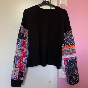 Svart tröja med mönstrade armar - Köpt från Zara och jag har använt den 2 gånger. I princip helt ny. Den är i storlek S men ser lite oversized ut.