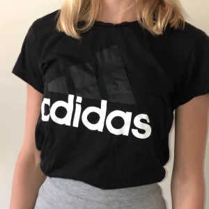 Adidas tröja - Storlek S. Priset kan sänkas vid snabbt köp. Frakt tillkommer!