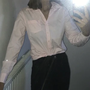 Rosa skjorta - Oanvänd rosa skjorta i storlek xs. Passar även en S. Säljer pga att jag inte fått användning av den. Köparen står för frakten (29kr) 💗