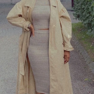 Set från missguided  - Kjol och matchande topp från missguided. Använd EN gång. I storlek s och m på kjolen. 