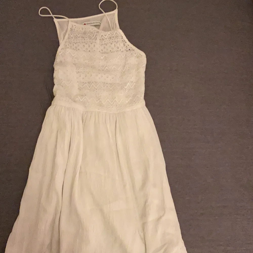 Säljer denna jättesöta vita klänningen ifrån nelly (even and odd) då den ej kommer till användning❤️❤️❤️ Storlek S. Klänningar.