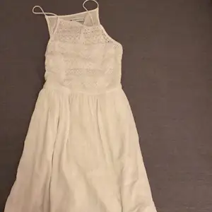 Säljer denna jättesöta vita klänningen ifrån nelly (even and odd) då den ej kommer till användning❤️❤️❤️ Storlek S