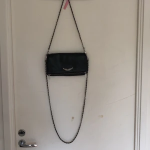 ZADIG VOLTAIRE VÄSKA - Zadig & Voltaire väska. Användt skick men inte trasig på något sätt. Båda banden följer med. Nypris 3200.