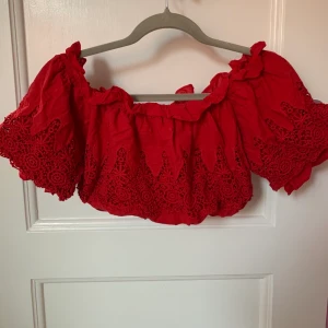 Röd top NA-KD - Superfin röd crop top från Linn Ahlborgs kollektion för NA-KD. Storlek 36 🌸 Fint skick, inga anmärkningar!  Kan mötas upp vid Fridhemsplan, alternativt posta (frakt tillkommer isf) 🌸