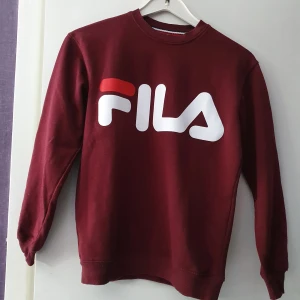Fila sweatshirt nyskick  - En sweatshirt från Fila som knappt är använd alls. I nyskick! Storlek XS Herr men passar även dam. Finns uppe på på fler ställen så först till kvarn.
