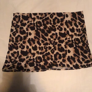 Leopard bandåtopp - Leopard bandåtopp, testat den 1 gång men mer har jag aldrig använt den. Skulle säga att den sitter som en L-M. Bra skick.