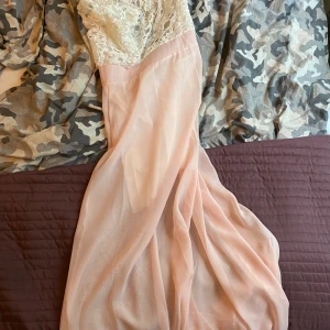 Klänning - Fin långklänning endast använd 1 gång. Spets upptill. 