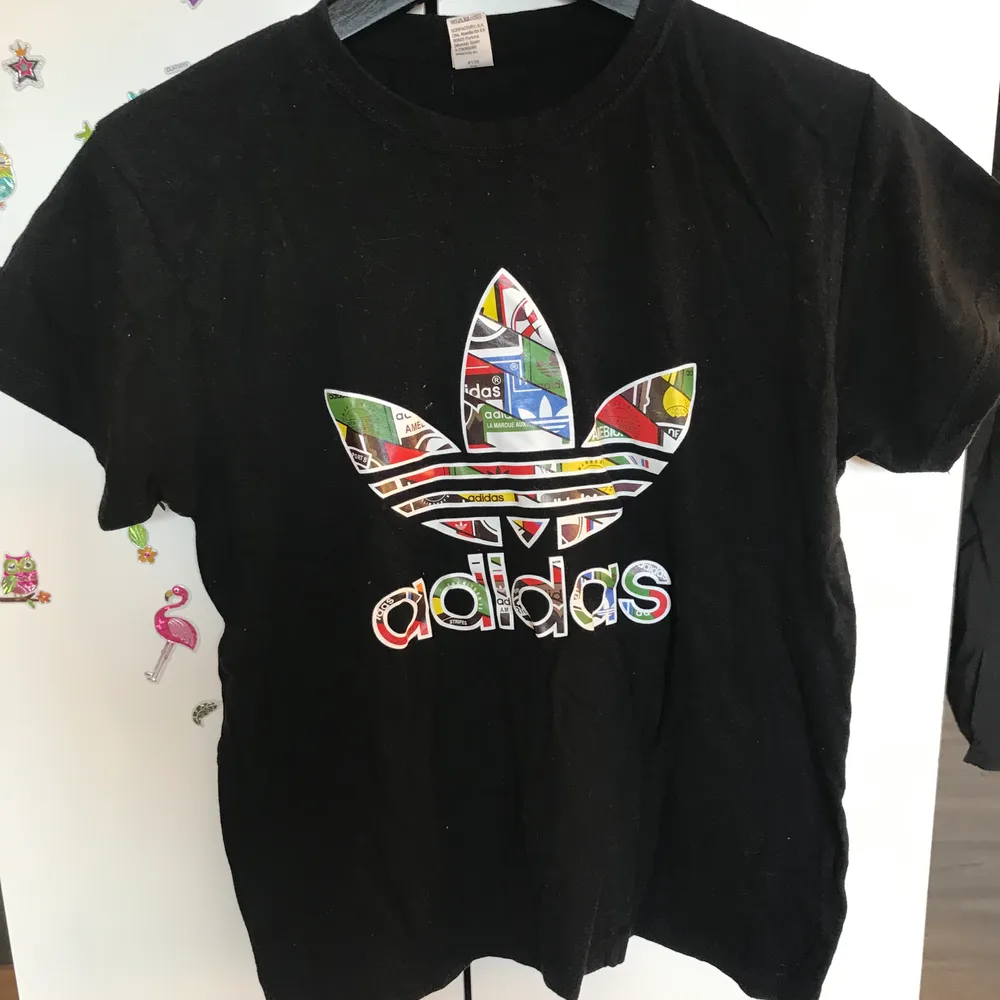 Har köpt denna utomlands och användes ett par gånger under resan. Väldigt häftig men tyvär fake adidas. . Blusar.