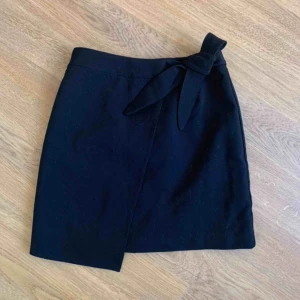  - Svart jättefin kjol, min favoritkjol sedan länge som tyvärr blivit för liten😭  Har en knut på sidan av midjan men är en ”hel” kjol under så går inte att ”öppna helt”. Såå snygg till allt och sitter så bra!  ”Kavajmaterial” som är lite tjockare