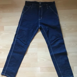 Carhartt carpenter jeans - Säljer mina Carhartt ruck single knee pants då dem inte kommer till användning och är för stora. Köptes nya för 850kr. Har minimal skada vid vänstra fickan och kan skicka fler bilder vid intresse. kan mötas upp i Lund eller så kan vi dela på frakten😊