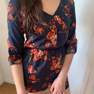  - Superfin jumpsuit från H&M, somrig och fin! Den är för liten för mig som brukar ha S-M i jumpsuits. Den är inte använd så många gånger och är i fint skick. Storlek - 32/XS Nypris - 249 kr Frakt tillkommer