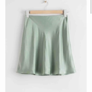  - Super fin kjol från & Other stories. Säljer för att den tyvärr är för liten för mig alltså aldrig använd förutom när jag provade den, därför tog jag bilderna från deras hemsida:) Ord pris 490kr