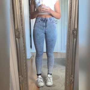 Grå spräckliga jeans - Grå spräckliga skinny jeans i storlek xs men de är extremt stretchiga så de skulle lätt passa s-m oxå, normal/hög missade. Köpta i estland