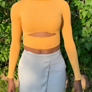 Mycket skön tröja med öppen mage. - Jätte fin gul tröja.