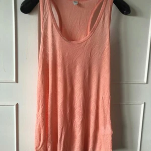 NOA NOA LINNE - XL - Skitsöt linne från Noa Noa, helt oanvänd och ny. Original priset är 249kr. Materialet är tunnt och luftigt (bomull), färgen är lite mer pastell. Går fortfarande att ha om du har mindre storlek, typ över en tröja.