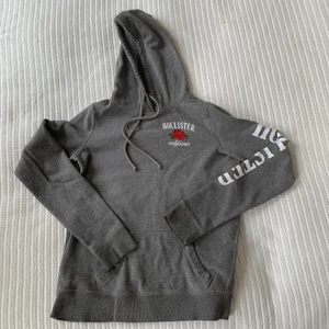Hollister hoodie - Grå hoodie riktigt bra skick, storlek xs hunkar även som s, köparen står för frakten 