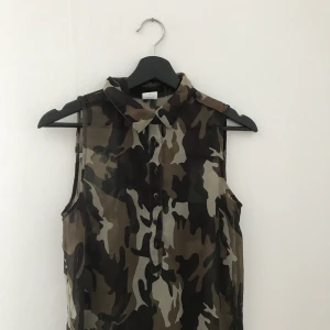 Linne VERA MODA - Snyggt Camo linne från VERA MODA storlek S, nästan helt oanvänd och säljs pga att plagget inte används. Pris går att diskutera 