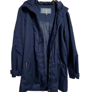 Blå tunn jacka - En väldigt fint, blå och tunn jacka 💙 I storlek S, men den är stor och passar lätt XS-M beroende på hur man vill att den ska sitta!