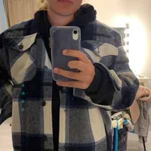 Trendig zara jacka  - Säljer min såkallade ”Picknickjacka”. Väldigt skön och luftig i storleken. Använt flitigt utan att de gett avtryck. Köparen står för frakten. BUDAAAA!!!!