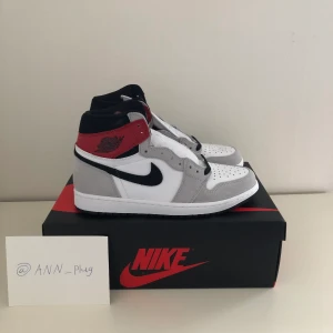 Air Jordan 1 High OG Smoke Grey - Air Jordan 1 High OG Smoke Grey                                 Cond:DSWT                                                                    Bin:2699 Bud:2499                                                        Dm för fler bilder🔌