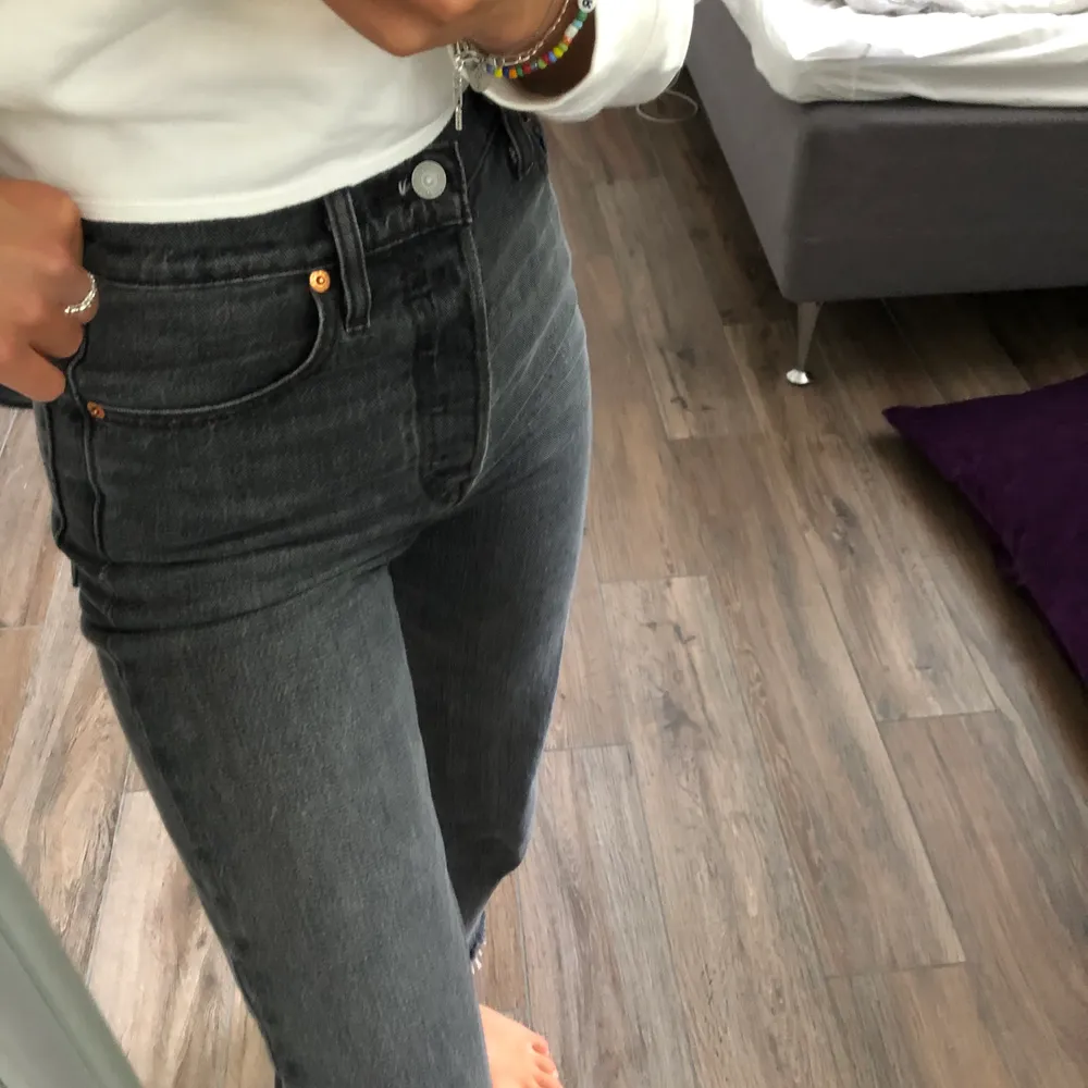Ett par grå levis jeans i modellen ribcage, som är använda 1-2 gånger. Sitter som en smäck, storlek 25. Skicket är tiptop, precis som nya. Köptes för 1095kr, budgivning startar från 600kr.. Jeans & Byxor.