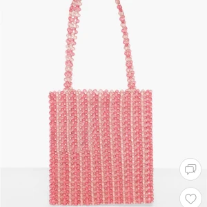 Pieces Pcjearl shoulder bag - Pärlväska från Pieces. Den är endast använd en gång och i fint skick. Frakt tillkommer. ❤️