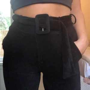 Ribbade byxor  - Mjuka ribbade byxor med skärp från Gina tricot. Storlek XS. Nypris 399. Frakt 63 kr tillkommer.