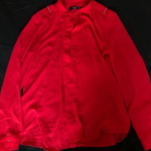 Röd blus - Röd blus från mango. Storlek S, pris 150kr