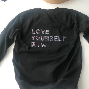 Oversized bts sweatshirt - Oversized BTS tröja i storlek L, supermysig och mjuk tröja, den har inte kommit till stor användning då jag har en annan stil och har används 1 gång! Tar swish och möts upp i Stockholm!!💜💜