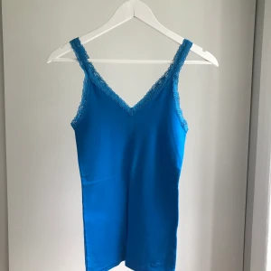 Blått linne med spets - Blått linne med spets. Storlek M men passar främst S. Aldrig använt 