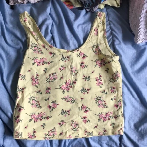 FB sister  - En jätte fin top från FB sister storlek M gul med blommor på och är knappt använt 🥰