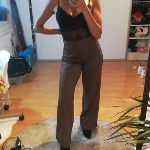 Vida byxor - Ett par mjuka, vida byxor från gina tricot. Ganska coola och snygga men tyvärr för stora för mig 😔OBS!! FÄRGEN ÄR MER BRUN/BEIGE ÄN VAD SOM SYNS PÅ BILDERNA