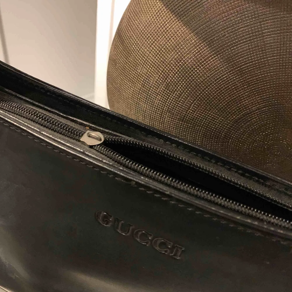 Säljer en liten inte riktig gucci väska (svart) dragkedjan har tappat den man håller i och stänger väskan med, fungerar annars som den ska 👍. Övrigt.