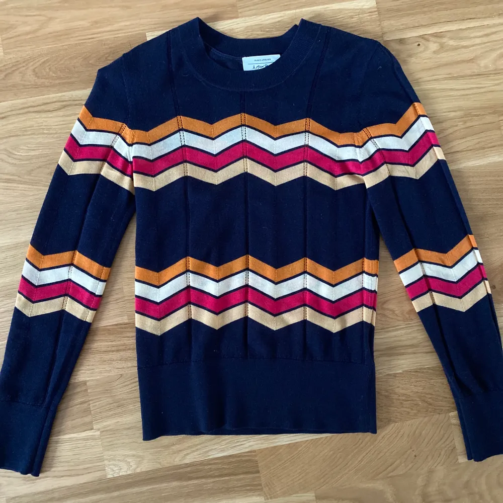 En tunn och skön tröja i riktigt bra kvalité, endast använd 2-3 gånger. Köptes för 590kr i en av deras egna butiker i Stockholm. Frakt 42kr☺️. Tröjor & Koftor.