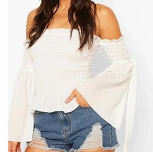 Vit topp - Somrig vit topp ifrån prettylittlething. Storlek xs! Hör av er om ni har funderingar 🤍