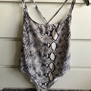 Istay - Baddräkt i ormmönster från istay. Storlek XL🌸