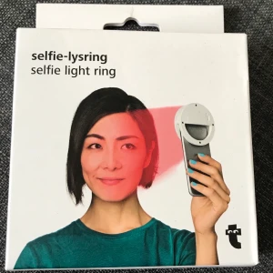 Selfie-lysring  - En oandvänd selfie lysring som lyser rött 