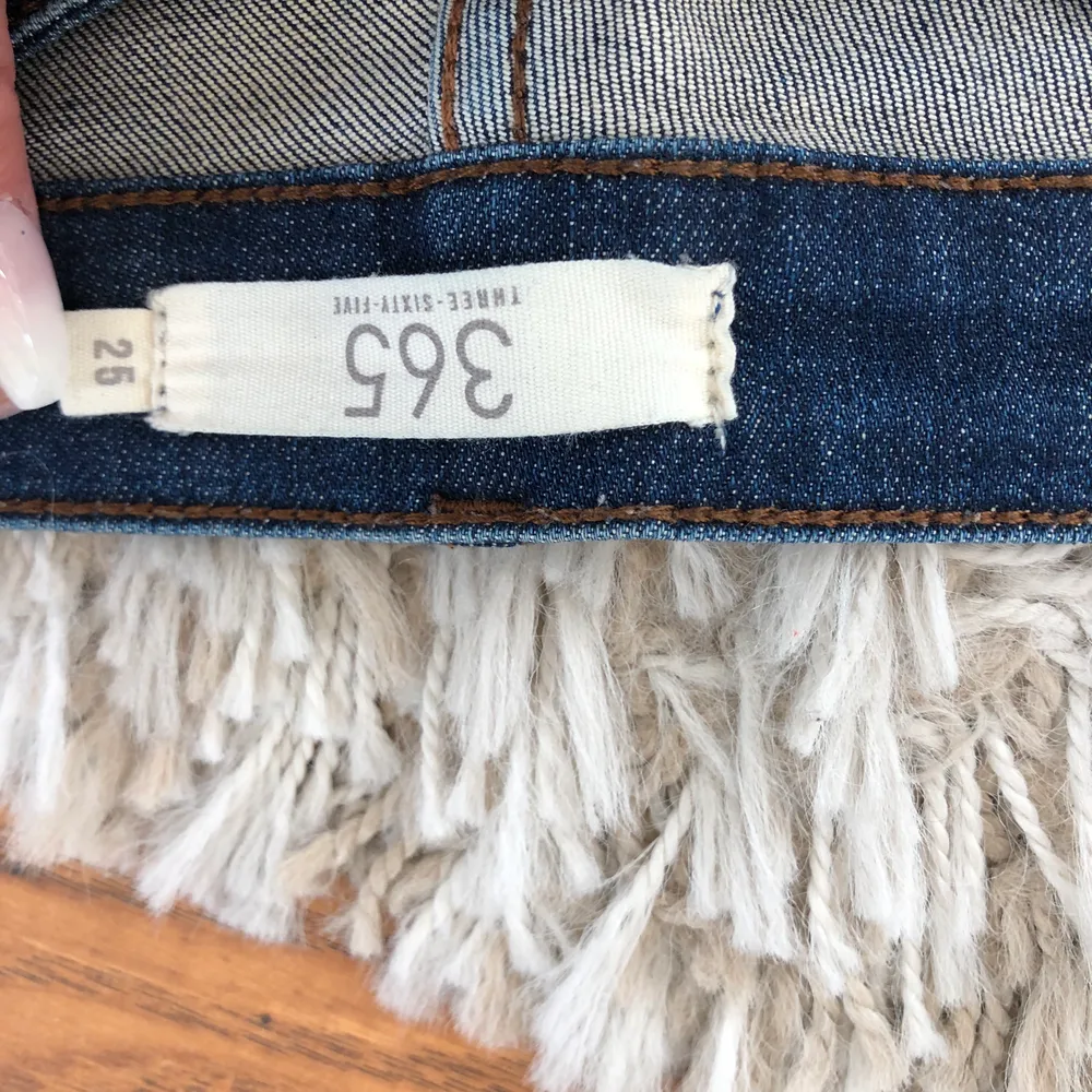 mörkblåa bootcuts från MQ. nypris 500 kr men säljer för 150. helt oanvända pga för små. storlek 25. köparen står för frakten. . Jeans & Byxor.