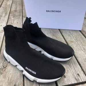 Balenciaga Speed Runner - Size: UK 11 | EU 45 | US 12 (passar 45-46)  Cond: avgör sjölv enligt bilderna!  OG ALL  Retail: 6200kr  Pris: 4700kr eller bud