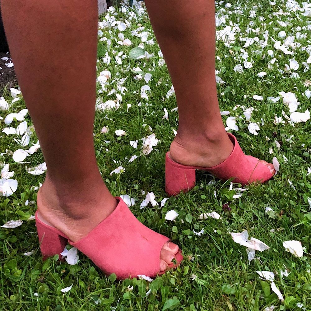 Gulliga mules i rosa mockamaterial, sköna & hur söta som helst! Aldrig använda, strl 37 - köpare står för frakt 🦋. Skor.