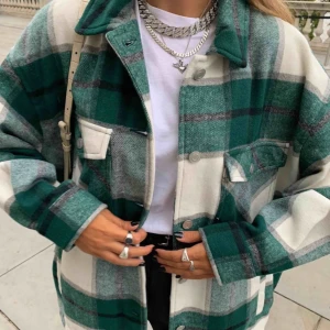  - Snygg jacka från zara som är slutsåld!!! Storlek S och som i nyskick, använd fåtal gånger och väldigt sparsamt ✨✨ vill INTE ha några skambud!